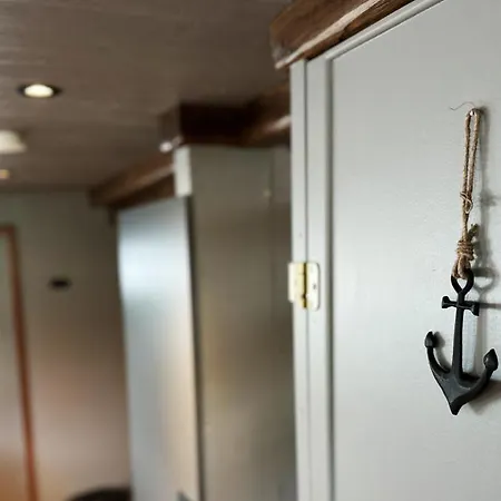 Houseboat Crescendo, A Floating Experience *
