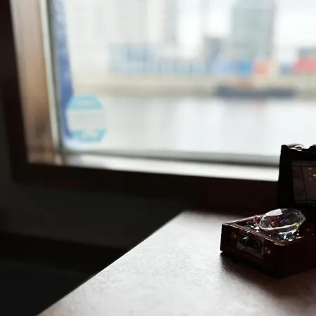 Bateau-hôtel Houseboat Crescendo, A Floating Experience