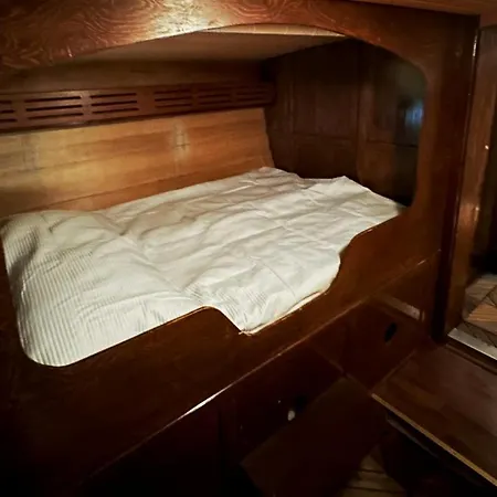 Houseboat Crescendo, A Floating Experience * Oulu