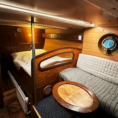 Houseboat Crescendo, A Floating Experience بوتيل