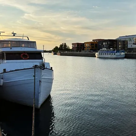 Houseboat Crescendo, A Floating Experience