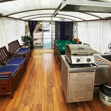 Bateau-hôtel Houseboat Crescendo, A Floating Experience