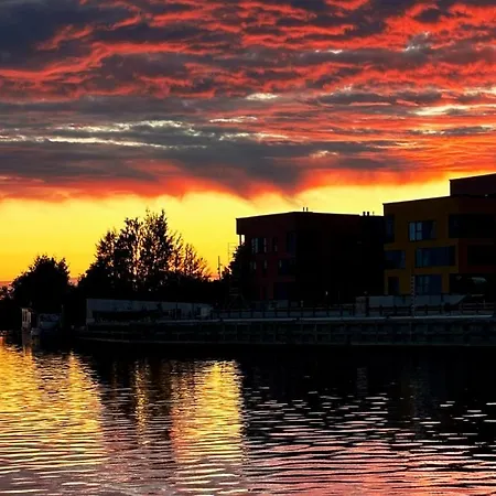 Bateau-hôtel Houseboat Crescendo, A Floating Experience *
