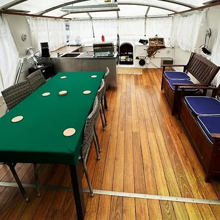 بوتيل Houseboat Crescendo, A Floating Experience
